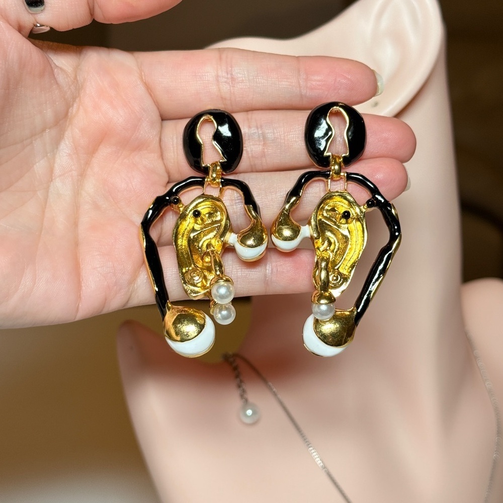⚜️ Elegant Gold and Black Earrings with Pearl Accents - Picture 5 of 12